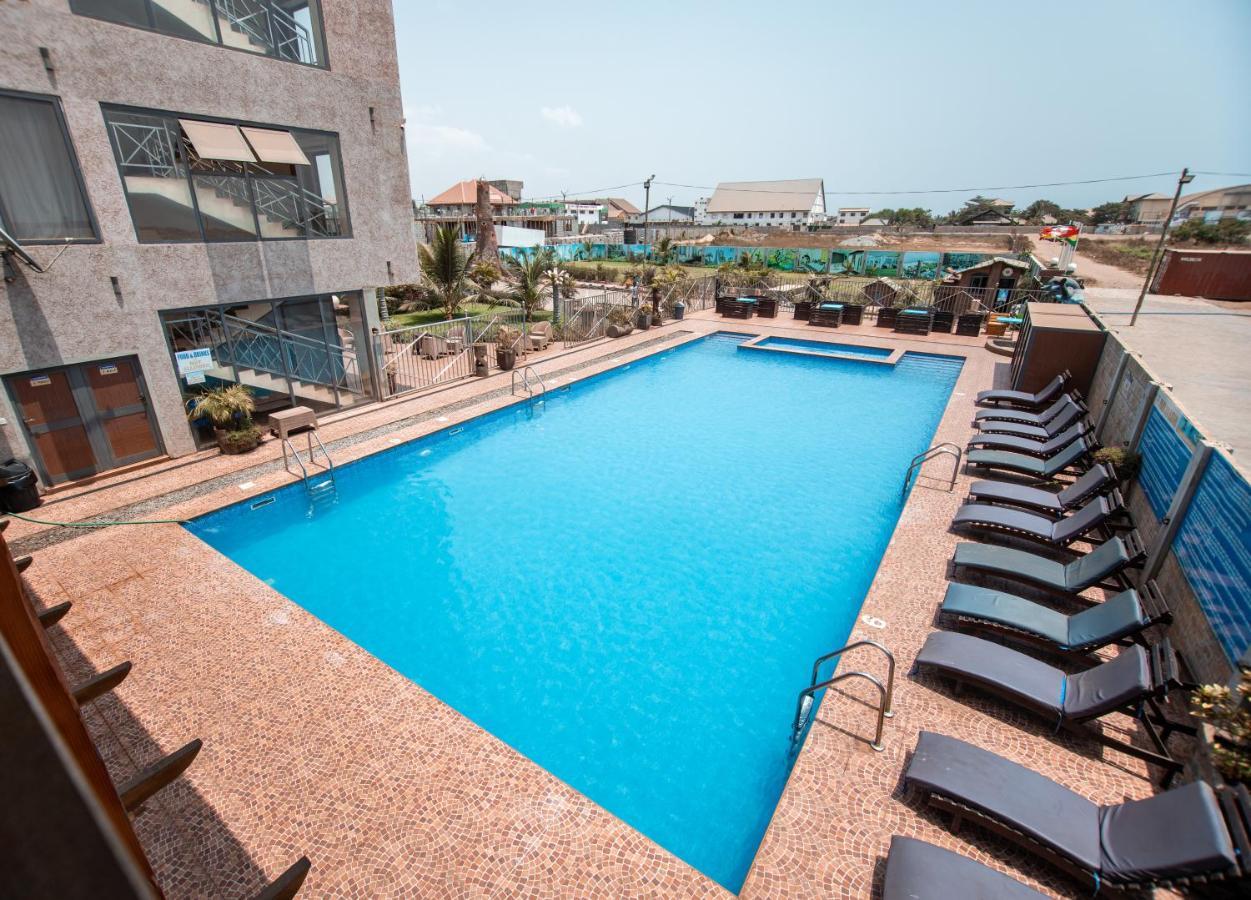 Plus 33 Hotel Nungua Buitenkant foto
