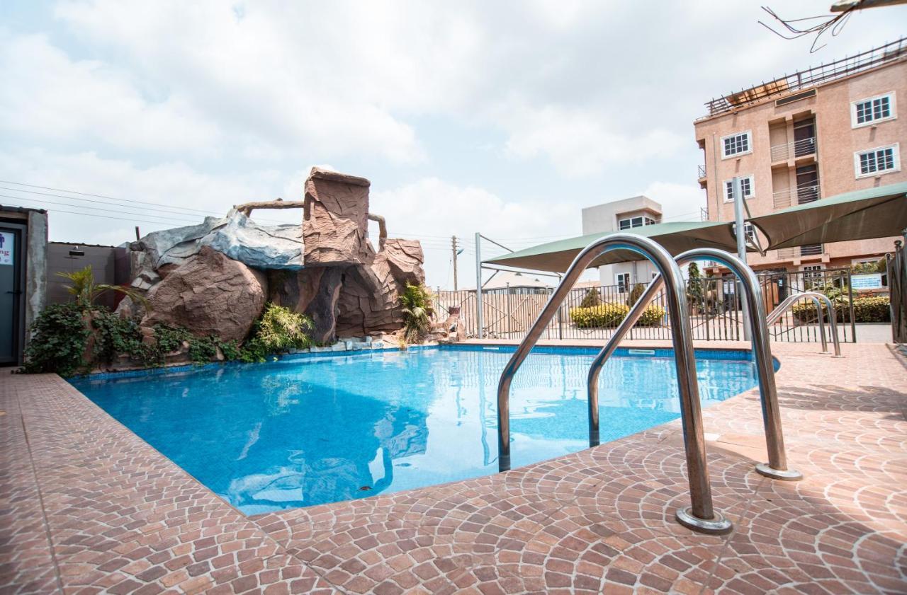 Plus 33 Hotel Nungua Buitenkant foto