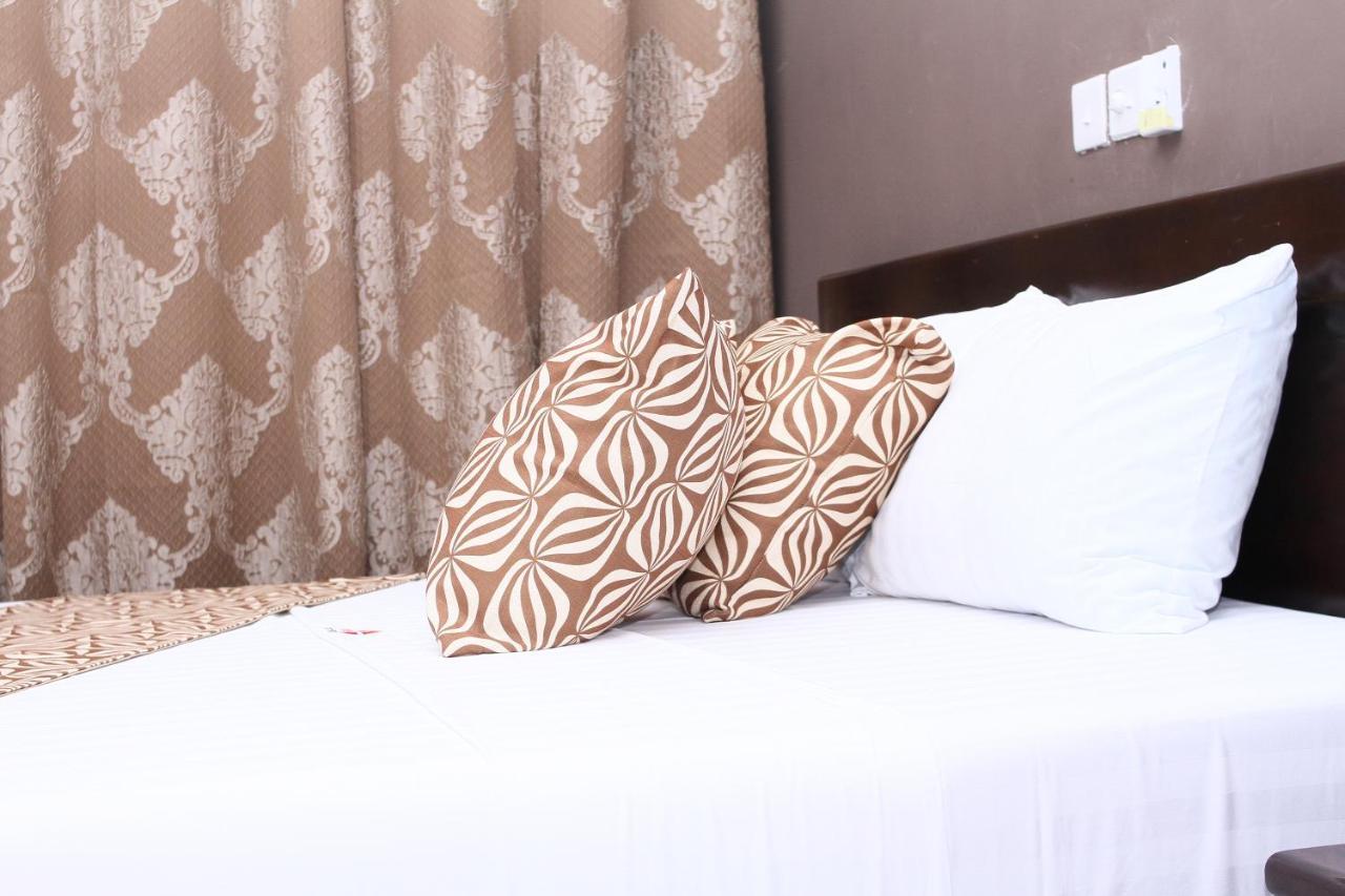 Plus 33 Hotel Nungua Buitenkant foto
